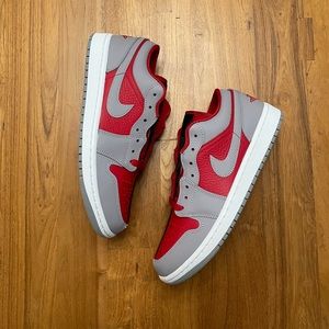 WMNS AIR JORDAN 1 LOW SE - GYM RED/CEMENT GREY BLACK